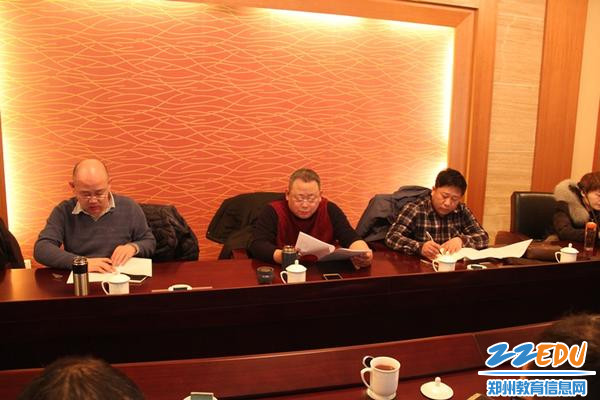03郑州二十四中全体中层以上干部认真学习