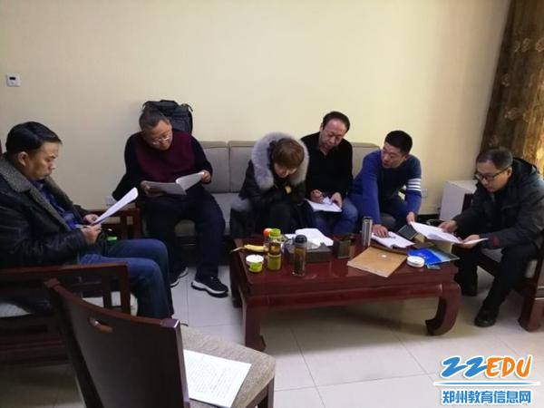 04在分组讨论中广大干部纷纷建言献策