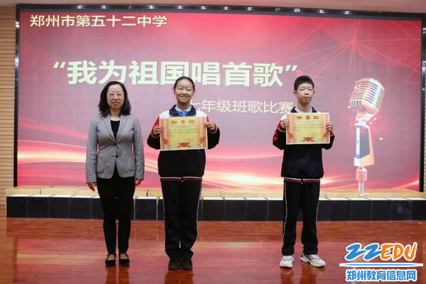 06李培红书记为五班和八班颁发示范班级体奖状